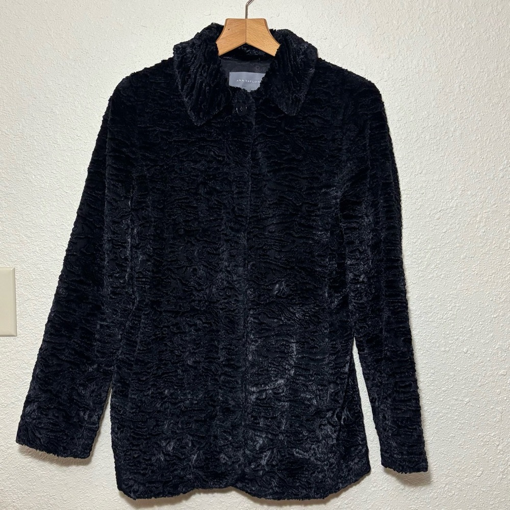 Ann Taylor Black textured faux lambswool full button collared jacket. Women’s S - Picture 2 of 8